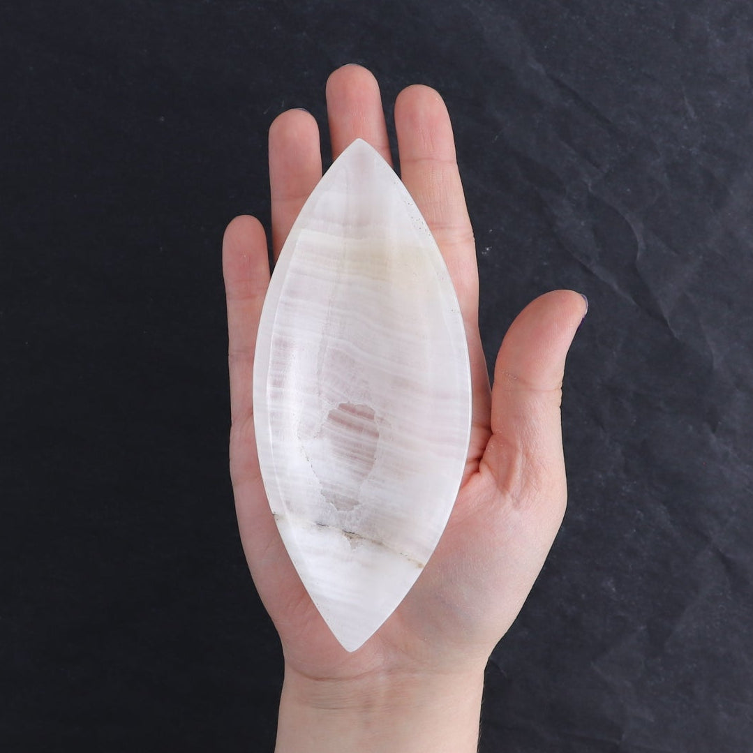 One Mexican Onyx/Calcite White Leaf Dish