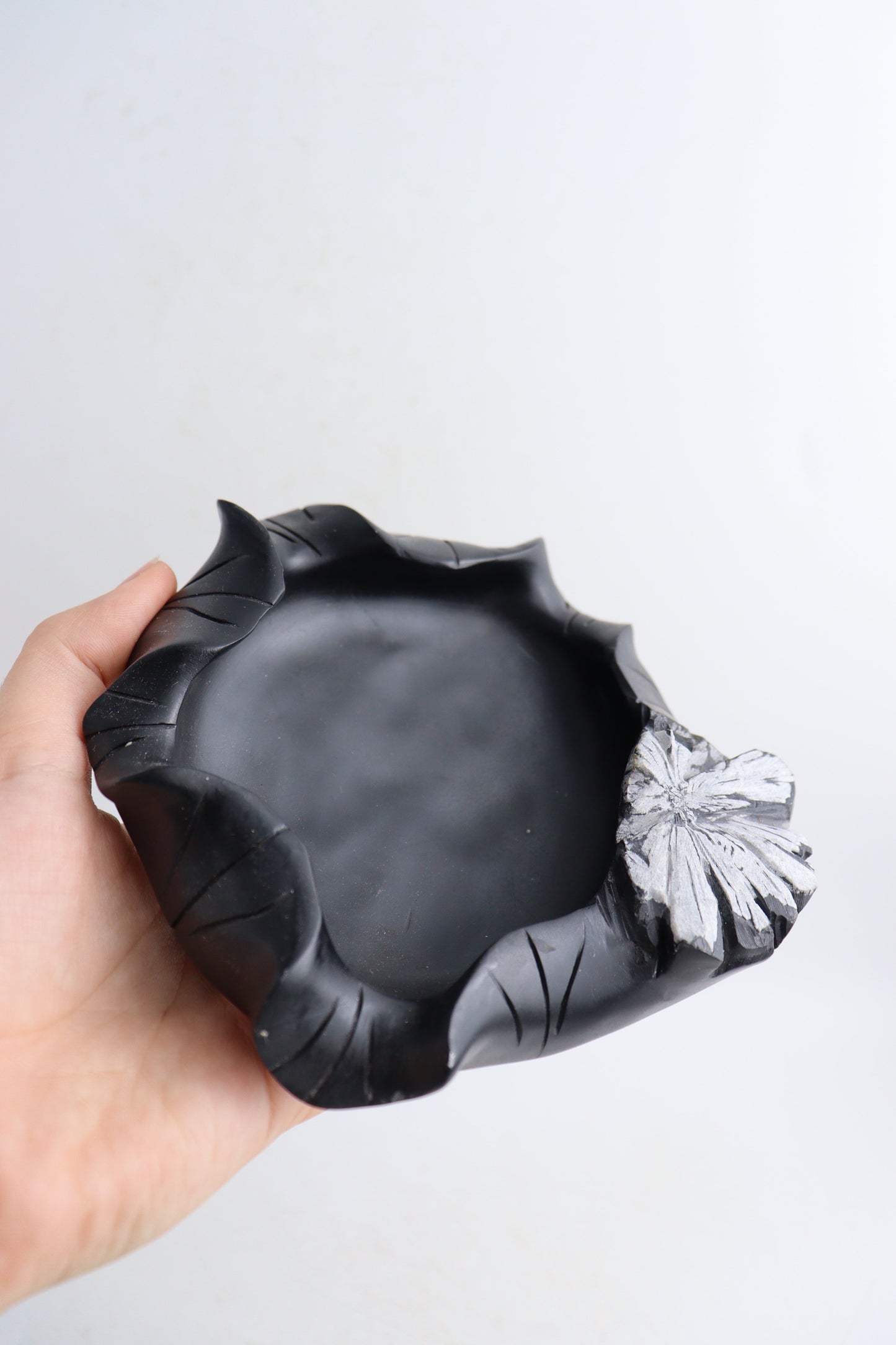 Chrysantemum Bowls - Expert Supplier of Wholesale Crystals & Bulk Gemstones
