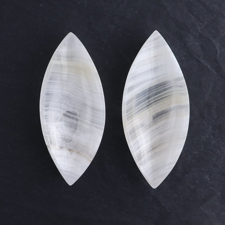One Mexican Onyx/Calcite White Leaf Dish