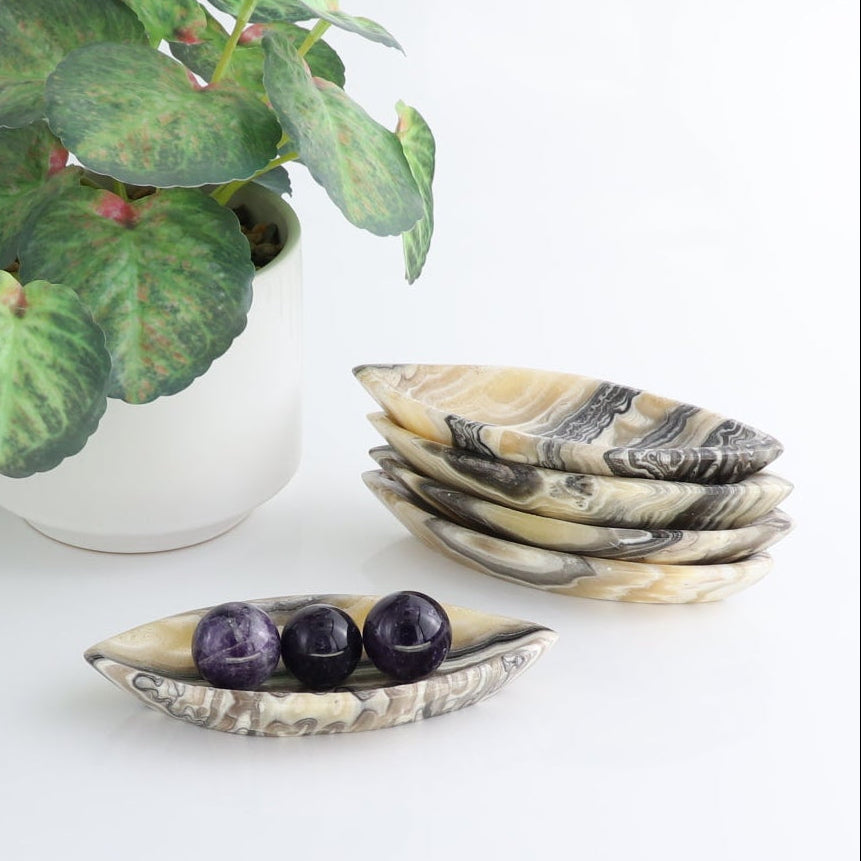 One Mexican Onyx/Calcite Black & Yellow Zebra Leaf Dish