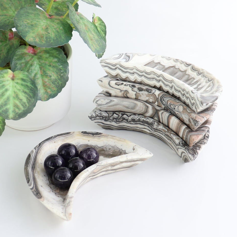 One Mexican Onyx/Calcite White Zebra Moon Dish