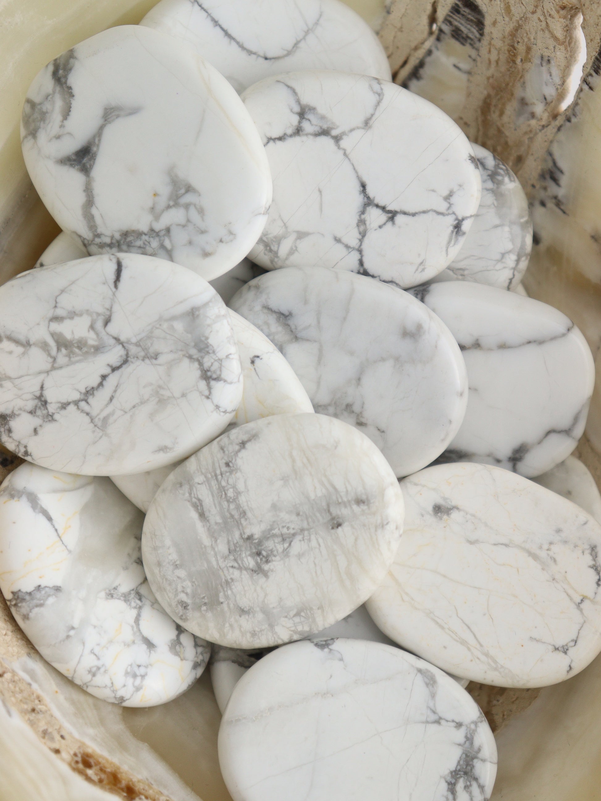 1/2kg Howlite Smooth Stones - Expert Supplier of Wholesale Crystals & Bulk Gemstones