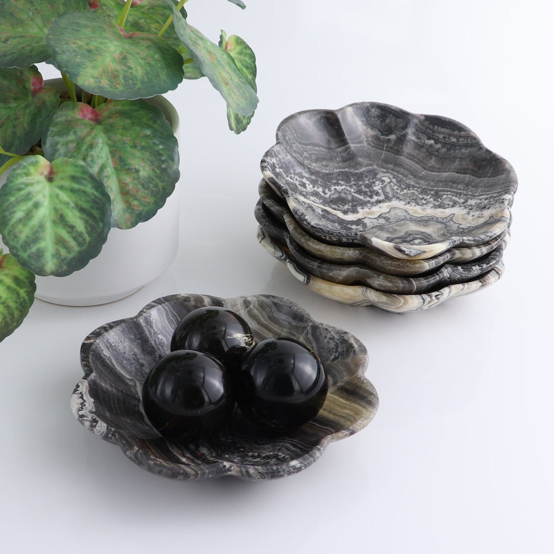 One Mexican Onyx/Calcite Zebra Scalloped Dish 14 cm