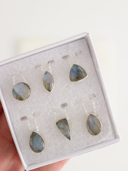 Sterling Silver Labradorite Pendants - Expert Supplier of Wholesale Crystals & Bulk Gemstones